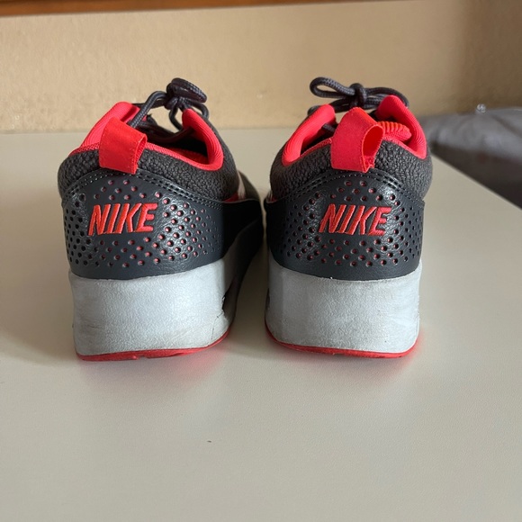 Athletic Nike sneakers - Picture 3 of 3